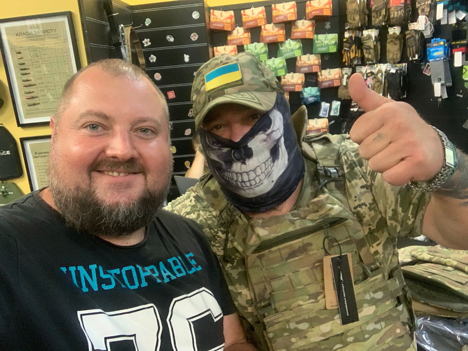 Наш волонтер Михайло із бійцем 133 бригади ТРО