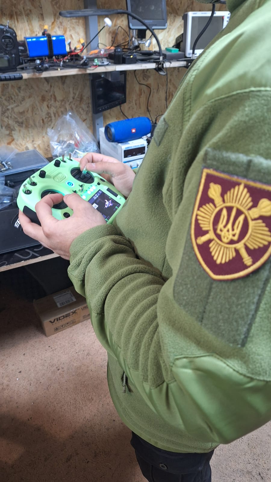 Передали найновіший пульт RadioMaster TX 15 та комплект батарейок для нього для Окремої президентської бригади імені гетьмана Богдана Хмельницького
